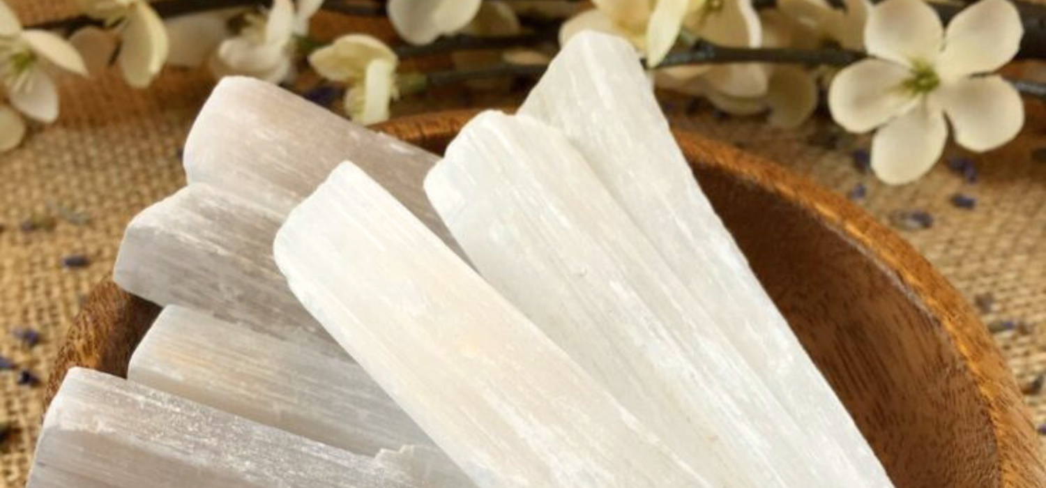 La Magia de la Selenita: La Espada de Luz para tu Energía