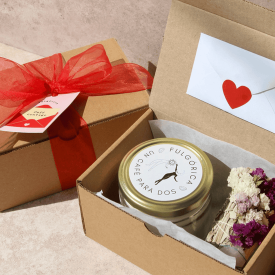 Kit de regalo Café contigo para San Valentín:  Vela de cera de soya 240 g + Sahumerio + Palo Santo + cadena con dije corazón acero inoxidable