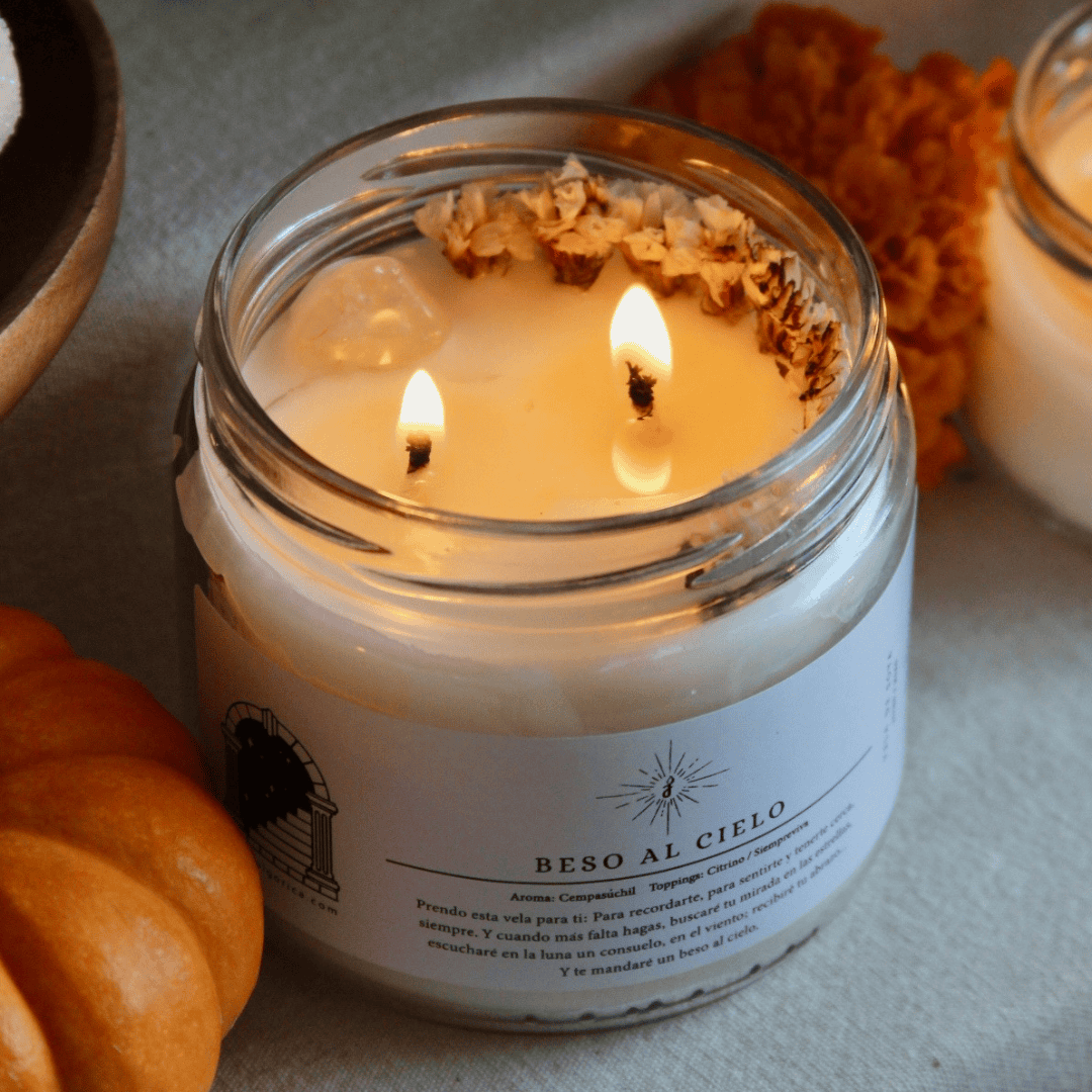 Vela aromática de soya Beso al Cielo aroma a flor de cempasúchil 240 g
