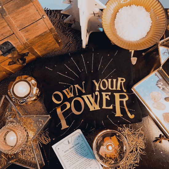 Kit Own Your Power: Vela aromática de cera de soya 20 g aroma a aceite esencial + Playera de algodón Own Your Power de manga corta bordada a mano.
