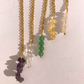 Kit Aura: Vela aromática de cera de soya 240 g + joyería con cuarzos + vara de madera de Palo Santo.