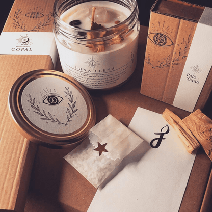 Kit Buenas Vibras: Vela aromática de cera de soya 240 g + caja de 20 g madera de Palo Santo + Incienso de resina puro de copal caja con 10 varas.