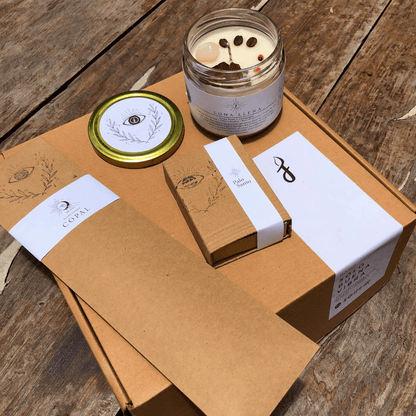 Kit Buenas Vibras: Vela aromática de cera de soya 240 g + caja de 20 g madera de Palo Santo + Incienso de resina puro de copal caja con 10 varas.