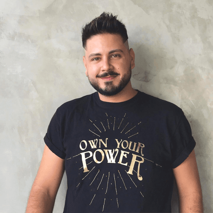 Kit Own Your Power: Vela aromática de cera de soya 20 g aroma a aceite esencial + Playera de algodón Own Your Power de manga corta bordada a mano.