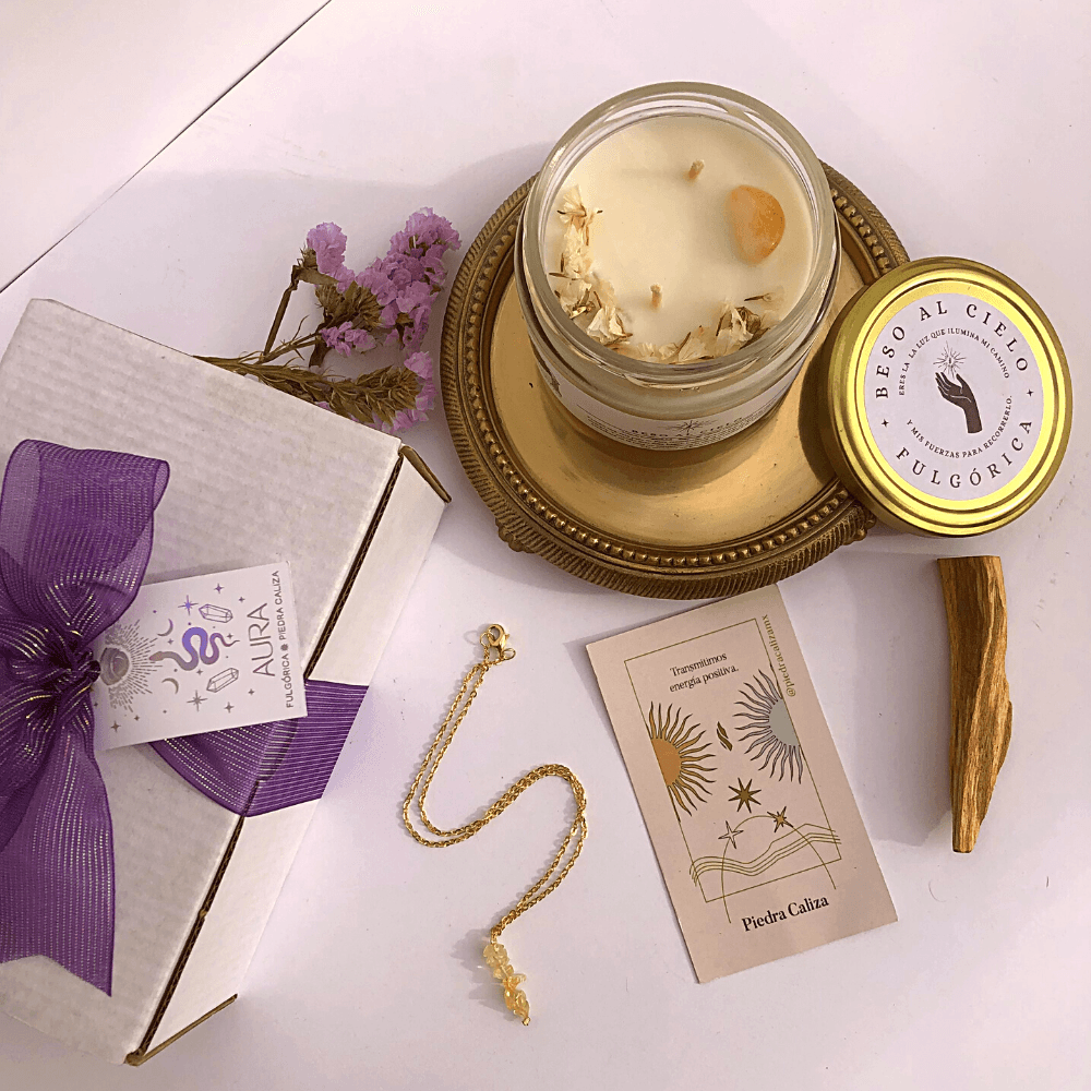 Kit Aura: Vela aromática de cera de soya 240 g + joyería con cuarzos + vara de madera de Palo Santo.